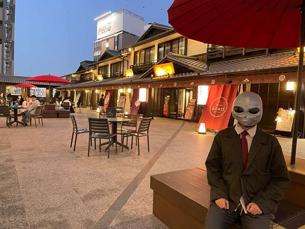 宇宙人とホテルの画像